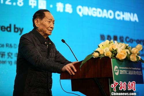 图为袁隆平在大会中发言。中新社 胡耀杰 摄