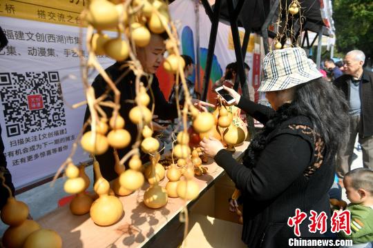 在市集“‘淘客’众创空间”展区看到，大小不同、形状各异的葫芦深受喜爱。　吕明 摄