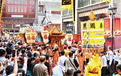 今天上午，天后诞辰1058周年祭拜活动暨天后散福皇会踩街展演活动拉开帷幕，吸引了许多市民及各地游客前来感受天津卫独特的民俗传统文化。据了解，妈祖祭典天津皇会被列入国家级非物质文化遗产名录。（津云新闻编辑刘颖）