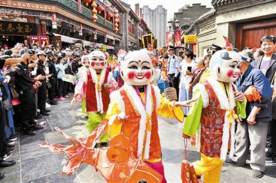 今天上午，天后诞辰1058周年祭拜活动暨天后散福皇会踩街展演活动拉开帷幕，吸引了许多市民及各地游客前来感受天津卫独特的民俗传统文化。据了解，妈祖祭典天津皇会被列入国家级非物质文化遗产名录。（津云新闻编辑刘颖）