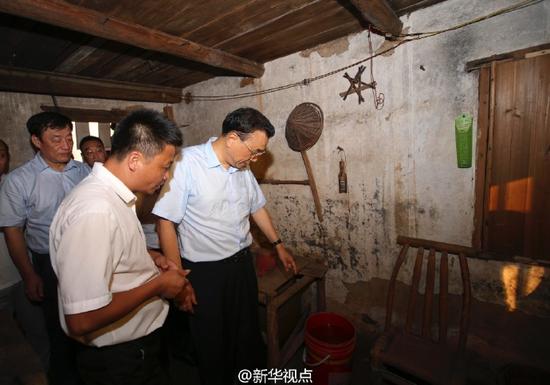 李克强考察江西瑞金老区农村土坯房改造