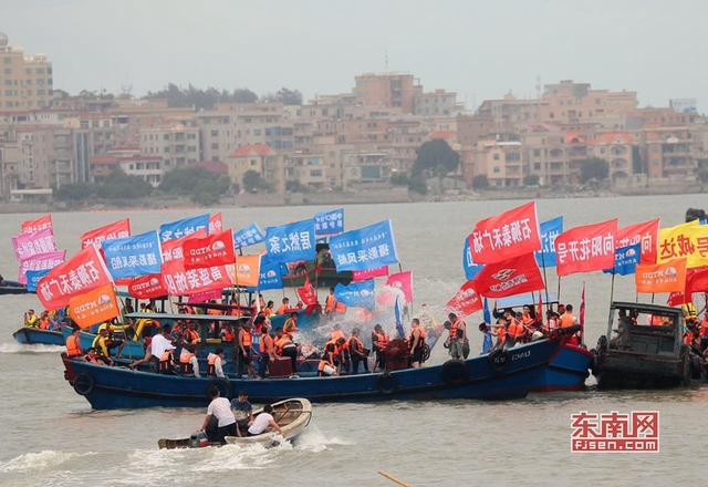 石狮：海上泼水、攻炮城 多彩民俗活动过端午