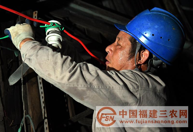 （2）7月11日晚，福州供电公司抢修人员正在修复因台风受损的接户线（陈蒸摄）.jpg