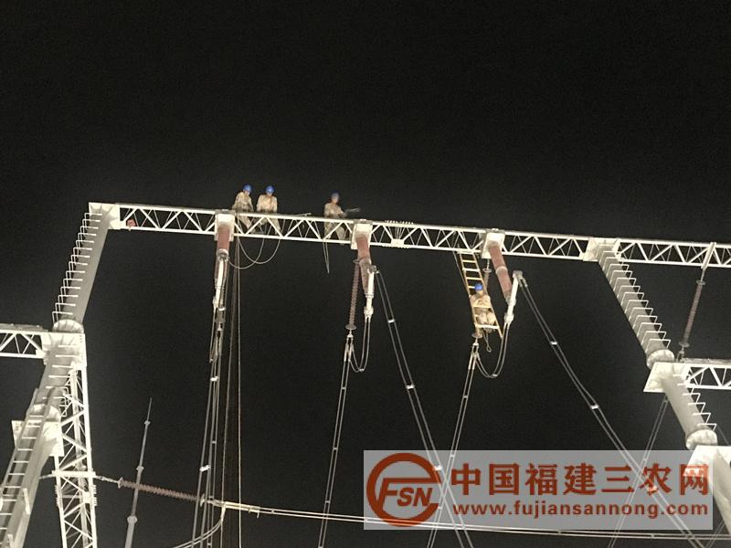 （4）7月11日夜，厦门供电公司支援抢修队夜战岚后变（黄杰摄）.jpg