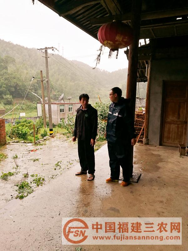 暴风雨中入户查看灾情2.jpg