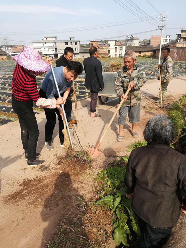 带领干部群众义务开展春修水利活动.jpg