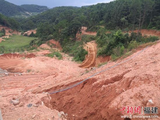 未落实水保措施前，一下雨就造成水土流失，导致“水浑”。