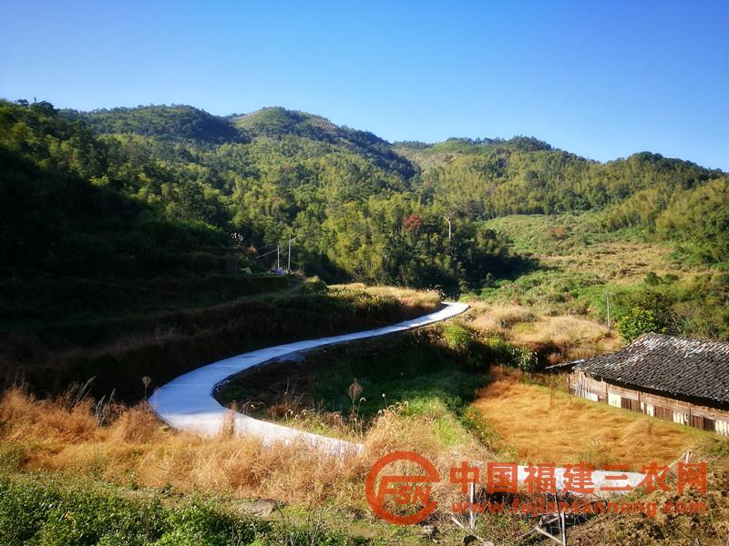 完成村内三个自然村道路建设，方便村民出行.jpg