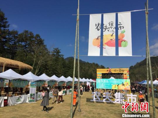 在“农夫集市”上，北峰当地村民售卖自家种植的当季水果、蔬菜等农产品。钟欣摄