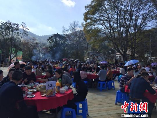 一场充满浓郁乡土情怀的农村流水宴在青山绿水间开席。钟欣摄