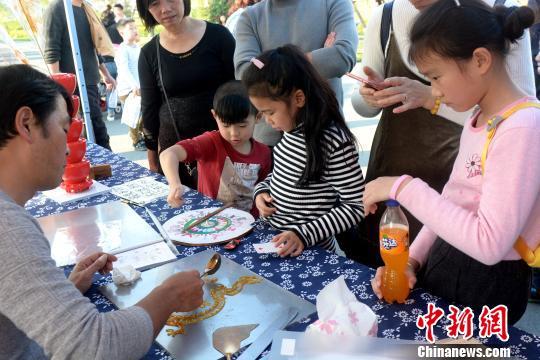 福建漳州举办“非遗圩日”