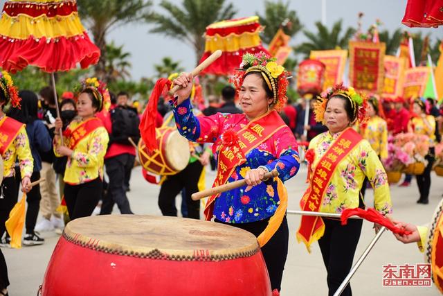 泉州：妈祖巡香雨中举行 蟳埔女演绎闽南风情