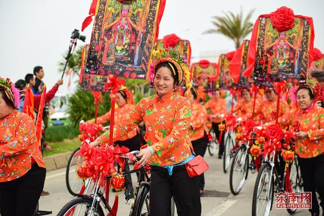 泉州：妈祖巡香雨中举行 蟳埔女演绎闽南风情