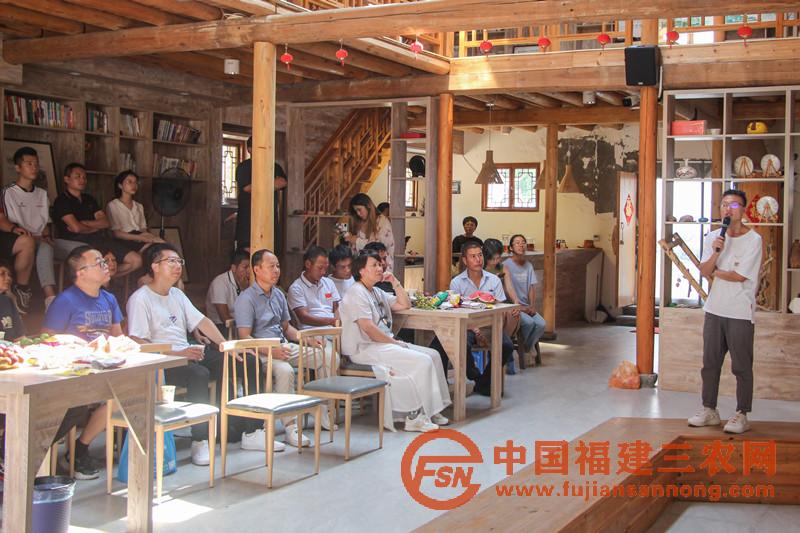 7月27日，清华大学乡村振兴工作站福鼎支队在嵛山镇东角村乡村振兴大礼堂召开嵛山岛的民宿经营者参与的民宿经营共生计划分析会。（ 邓丽君 摄）  (2).jpg