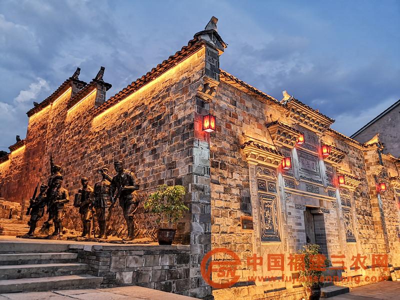 南平市建阳区书坊乡烽火炮楼旁的共产党战士守卫雕塑。（ 黄杰敏 摄）.jpg