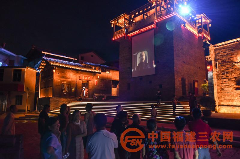 在南平市建阳区书坊乡烽火炮楼露天影院正播放红色电影，不少村民和游客驻足观看。（ 黄杰敏 摄） (7).jpg
