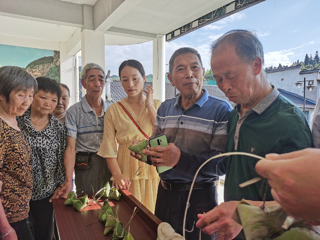 13、泰宁：端午佳节，乐龄学堂举办“浓情端午，粽艺比拼赛”.jpg