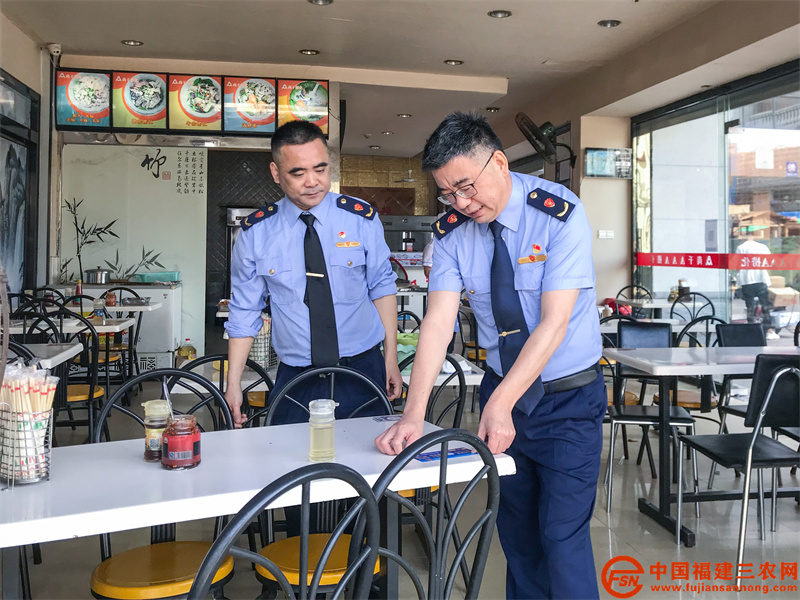 台江区市场监管局工作人员粘贴文明餐桌标识。（ 王志远 摄）.jpg