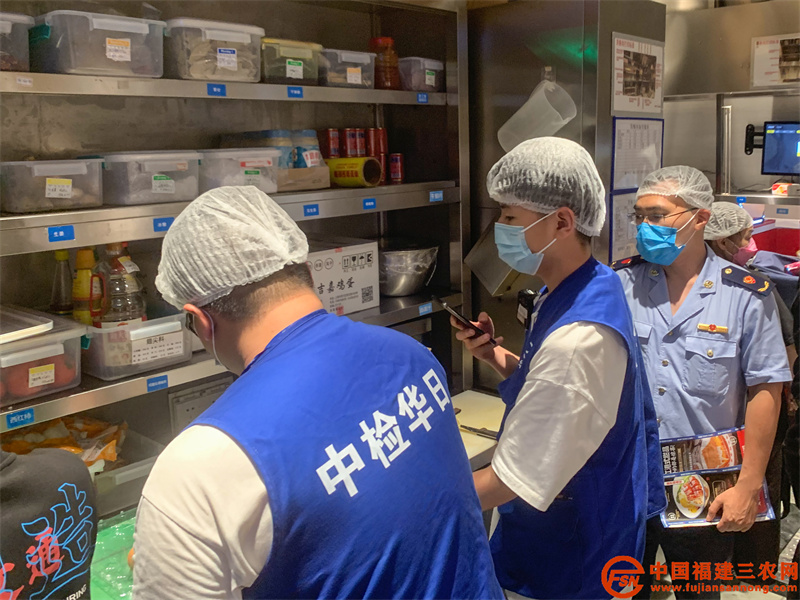 台江区市场监管局执法人员突击抽检餐饮单位食材。（ 王志远 摄）.jpg