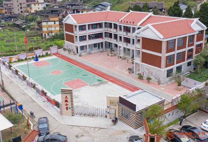 翻建后的上姚小学占地面积2894m²，现有7个教学班。新校舍7套数控一体机班班通，设立了爱心图书室、美术室、电脑室等功能教室，建设了运动场和塑胶跑道，为学生提供了更好的教学环境。_.jpg