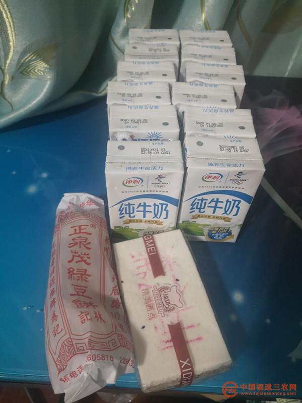 给笔者准备的夜宵食品.jpg