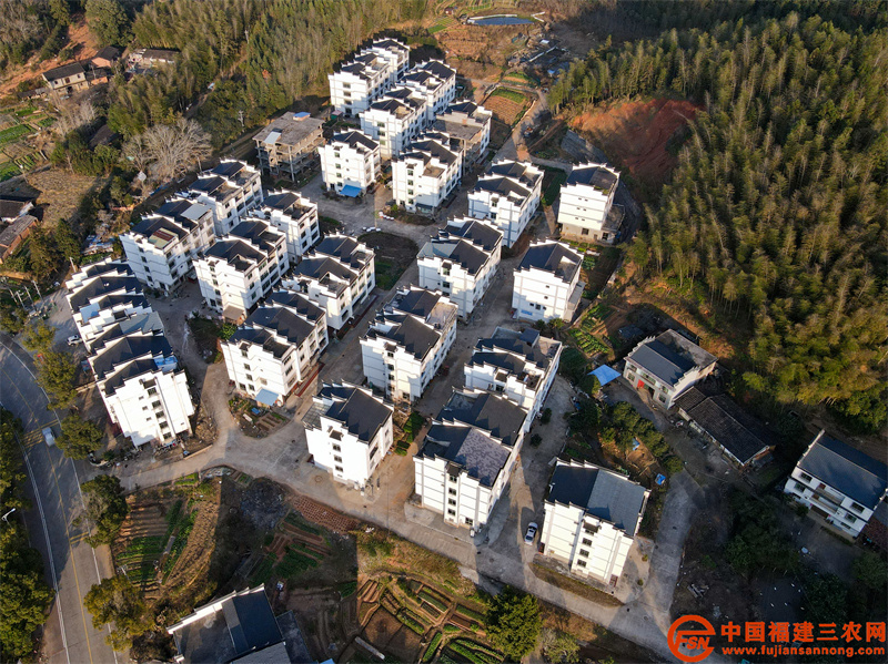 泰宁县南会村统筹利用库区移民项目资金，围绕“旅游兴村，产业富民”这一发展战略，构建新型民宿和农家乐产业示范带，现有农家民宿150多家，130多户从事农家乐。（本报 吴鹏 摄）  (2).jpg