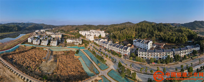 泰宁县南会村统筹利用库区移民项目资金，围绕“旅游兴村，产业富民”这一发展战略，构建新型民宿和农家乐产业示范带，现有农家民宿150多家，130多户从事农家乐。（本报 吴鹏 摄）  (3).jpg