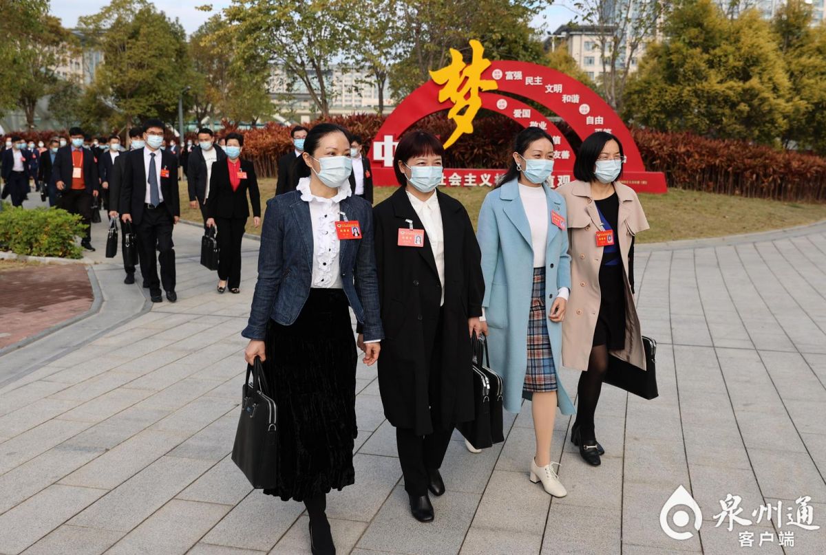 与会人员陆续走向泉州人民会堂（陈起拓 摄） 1