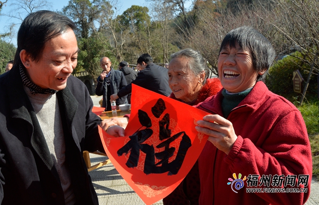 迎新年 送春联 翰墨飘香暖人心