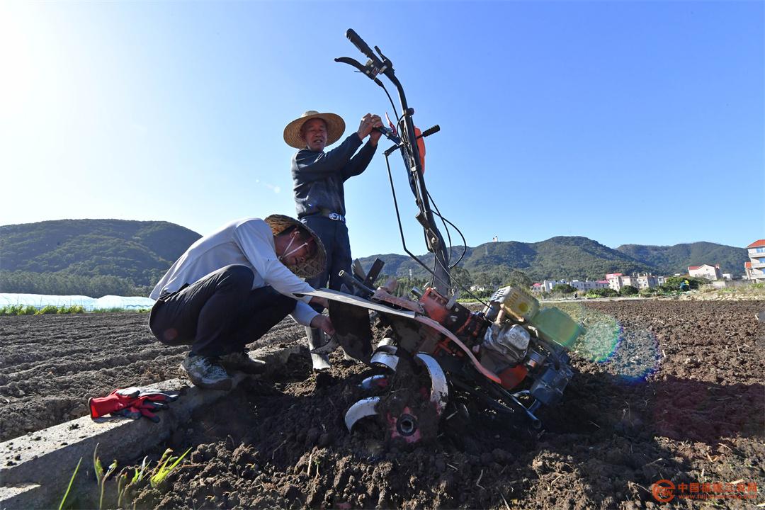 3月9日，在福建省泉州市泉港区涂岭镇五社村农户更换耕地设备配件，准备犁地。.jpg