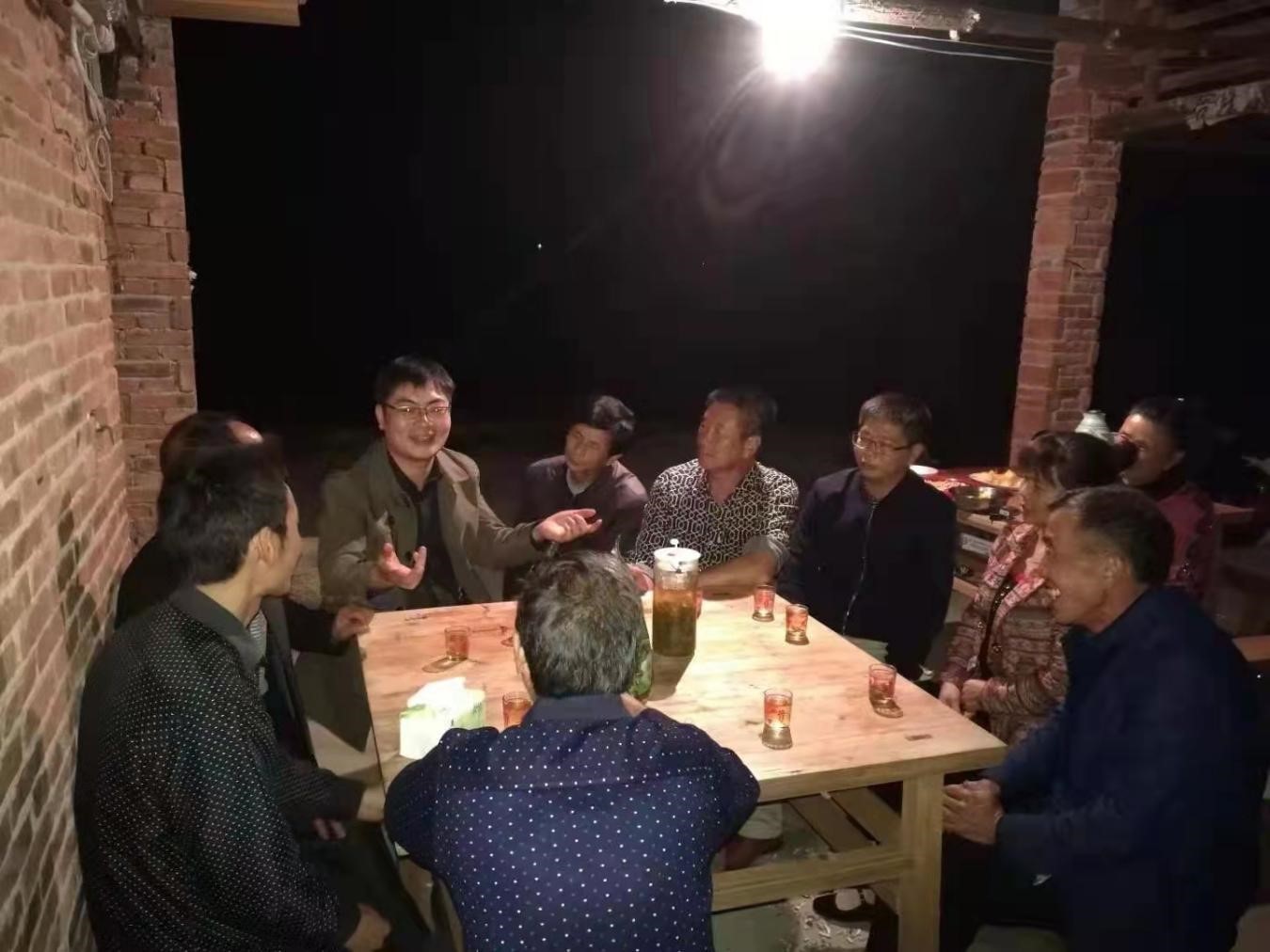 镇村干部组织居民夜谈会倾听村民心声