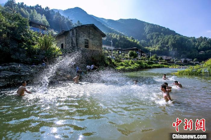 福建闽侯：塘里古村山清水秀引客来