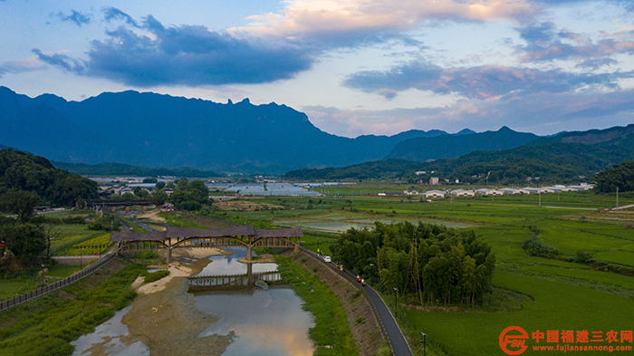 远眺油溪村傅贤斌.jpg