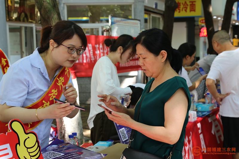 1 永安农商银行金融助理推广手机银行业务.JPG