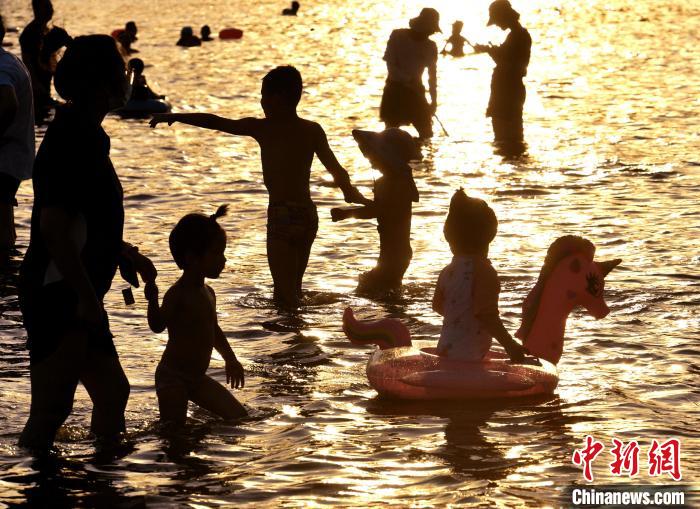 高温福州：民众天然游泳场戏水享清凉