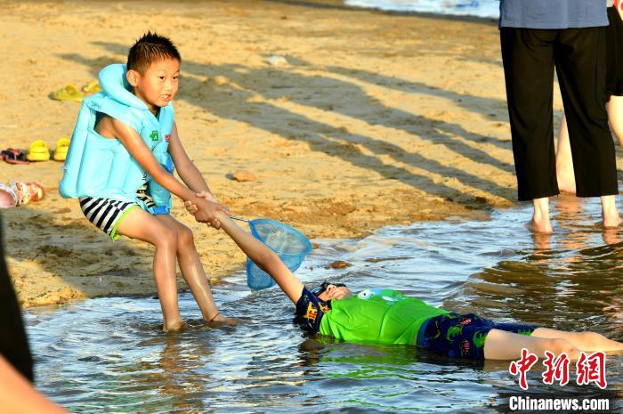 高温福州：民众天然游泳场戏水享清凉