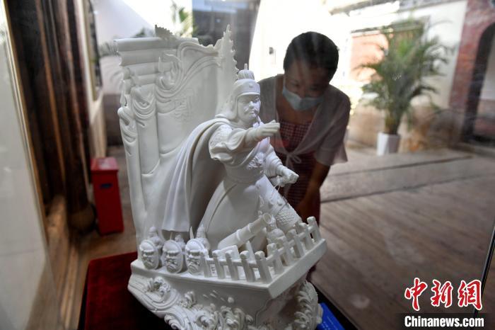 图为市民参观展览。　吕明 摄