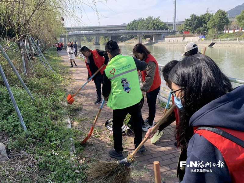 长乐航城街道干群联手护河爱水扮靓家园