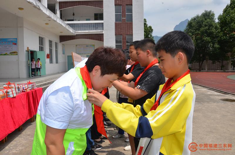 壶峰小学学生为中储粮“青穗”志愿者戴红领巾.JPG