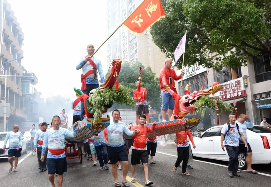 沿途居民向龙舟泼水。