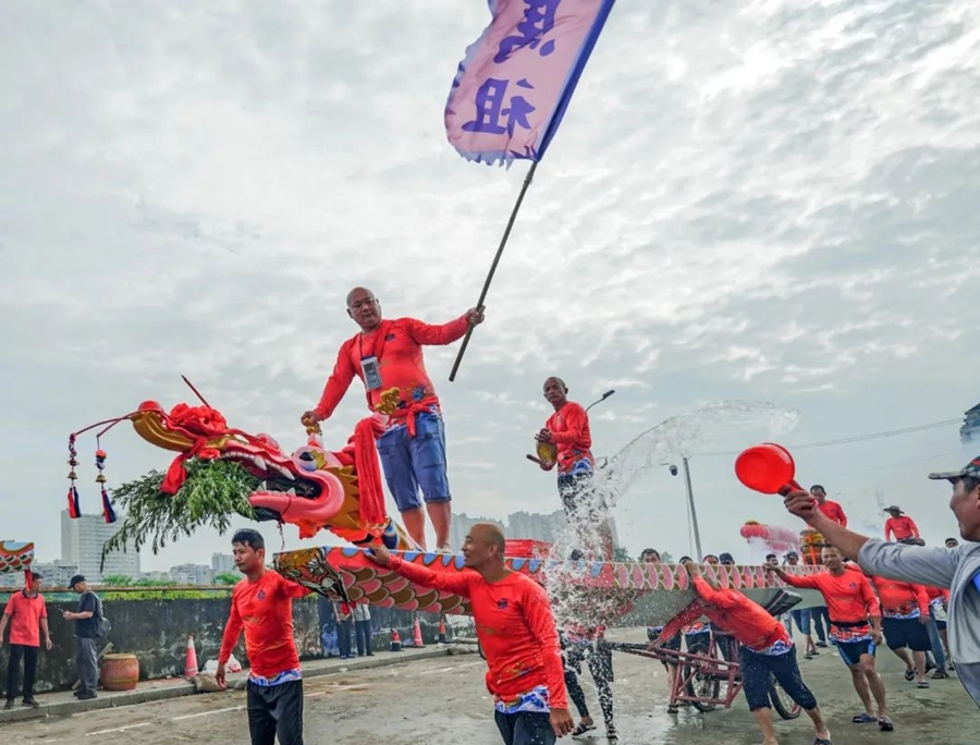 沿途居民向龙舟泼水。