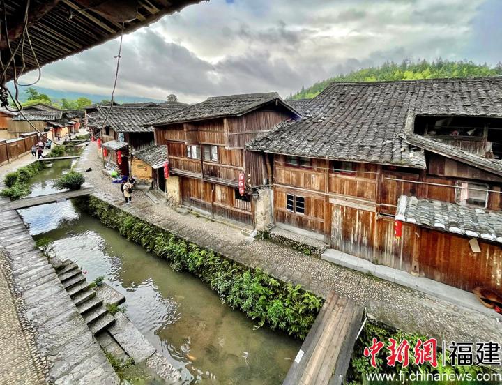 鲤鱼溪至今已有八百多年的历史，迁居于浦源村的郑氏先祖在溪中放养鲤鱼，制定村规民约保护溪中之鱼。吕巧琴 摄