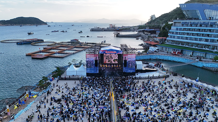 定海湾·连马讨海音乐节，在筱埕镇定海湾山海运动小镇火爆启幕。人民网 焦艳摄