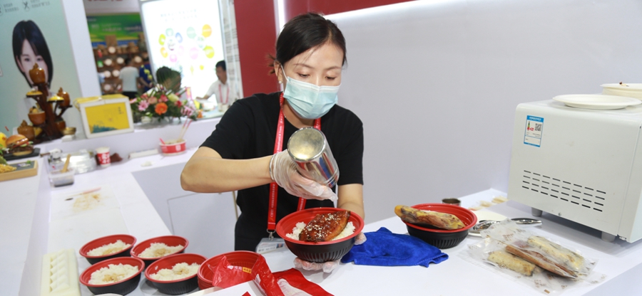 天马科技展位的工作人员为观展者现场制作鳗鱼饭。天马科技供图