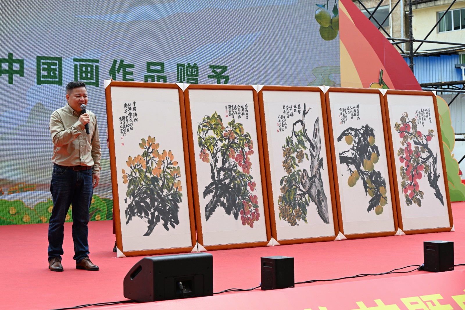 6仙游籍画家郑盛龙创作了仙游五大名果系列作品并无偿捐赠画作.JPG